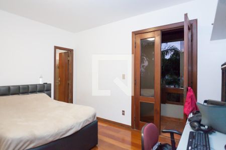 Casa de condomínio à venda com 490m², 4 quartos e 6 vagas Casa de condomínio à venda com 490m², 4 quartos e 6 vagassuite 3