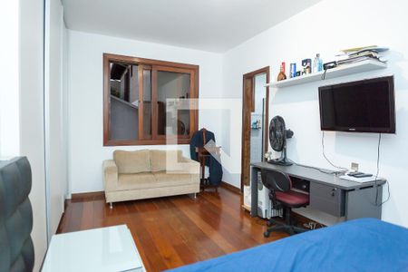 Casa de condomínio à venda com 490m², 4 quartos e 6 vagas Casa de condomínio à venda com 490m², 4 quartos e 6 vagassuite2