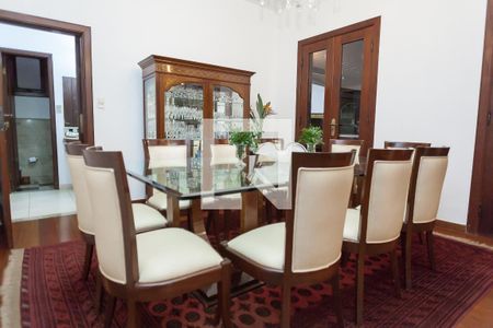 Casa de condomínio à venda com 490m², 4 quartos e 6 vagas Casa de condomínio à venda com 490m², 4 quartos e 6 vagasSala de Jantar