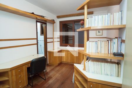 Casa de condomínio à venda com 490m², 4 quartos e 6 vagas Casa de condomínio à venda com 490m², 4 quartos e 6 vagassuite1