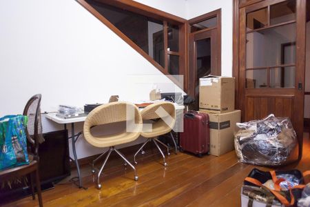 Casa de condomínio à venda com 490m², 4 quartos e 6 vagas Casa de condomínio à venda com 490m², 4 quartos e 6 vagashome ofice