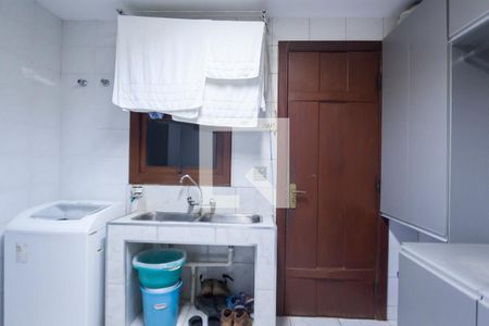 Casa de condomínio à venda com 490m², 4 quartos e 6 vagas Casa de condomínio à venda com 490m², 4 quartos e 6 vagasÁrea de Serviço