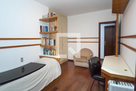 Casa de condomínio à venda com 490m², 4 quartos e 6 vagas Casa de condomínio à venda com 490m², 4 quartos e 6 vagassuite1