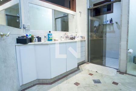 Casa de condomínio à venda com 490m², 4 quartos e 6 vagas Casa de condomínio à venda com 490m², 4 quartos e 6 vagasBanheiro da Suíte master