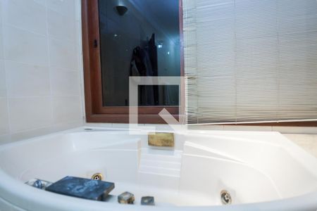 Casa de condomínio à venda com 490m², 4 quartos e 6 vagas Casa de condomínio à venda com 490m², 4 quartos e 6 vagasBanheiro da Suíte master