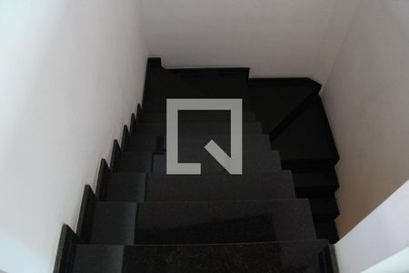 Casa para alugar com 200m², 3 quartos e 4 vagasEscada de acesso