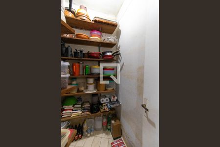 Casa à venda com 710m², 4 quartos e 4 vagas Casa à venda com 710m², 4 quartos e 4 vagasDespensa