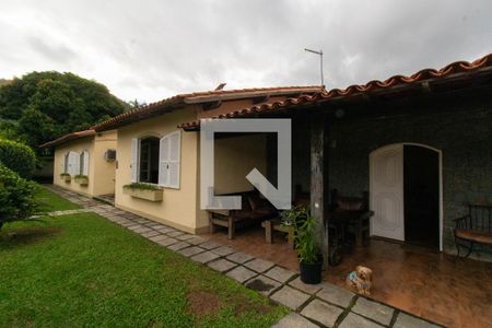 Casa à venda com 710m², 4 quartos e 4 vagas Casa à venda com 710m², 4 quartos e 4 vagasQuintal