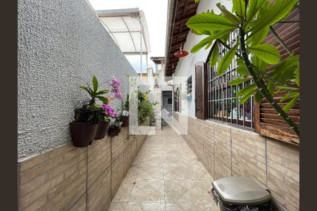 Casa à venda com 170m², 5 quartos e 3 vagas Casa à venda com 170m², 5 quartos e 3 vagasCorredor lateral