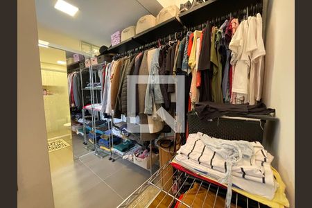 Casa à venda com 170m², 5 quartos e 3 vagas Casa à venda com 170m², 5 quartos e 3 vagasCloset Suite 1