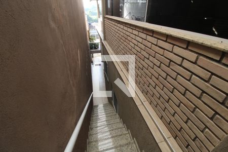 Casa para alugar com 300m², 2 quartos e 2 vagasEscada