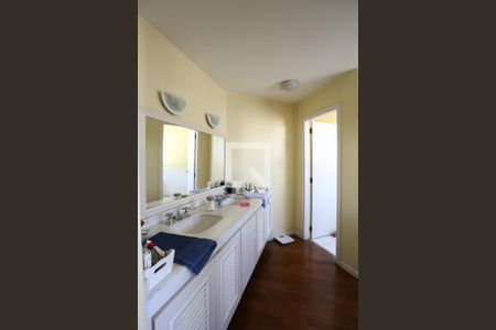 Casa de condomínio à venda com 330m², 3 quartos e 3 vagasBanheiro da Suíte 3