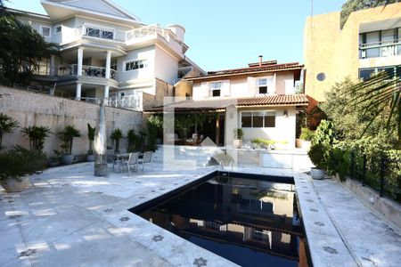 Casa de condomínio à venda com 330m², 3 quartos e 3 vagasVaranda / Quintal / Piscina