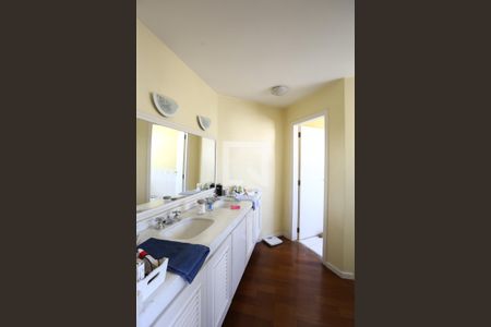 Casa de condomínio à venda com 330m², 3 quartos e 3 vagasBanheiro da Suíte 3