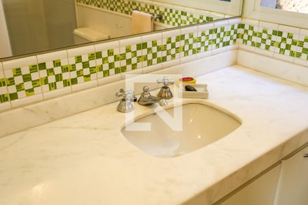 Casa de condomínio à venda com 330m², 3 quartos e 3 vagasBanheiro da Suíte 2