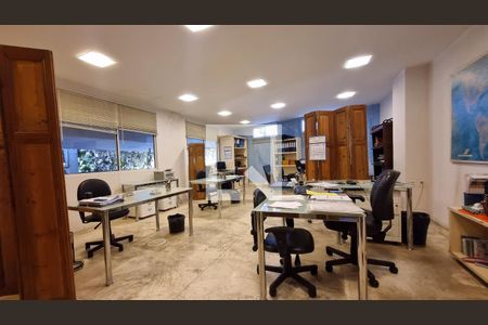 Casa de condomínio à venda com 330m², 3 quartos e 3 vagasEscritório