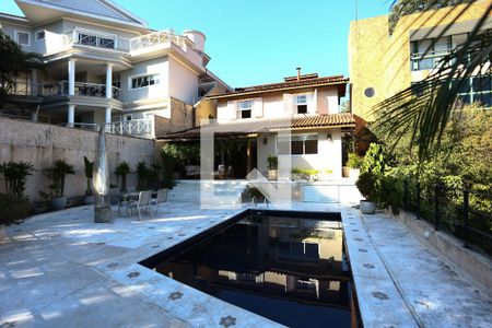 Casa de condomínio à venda com 330m², 3 quartos e 3 vagasVaranda / Quintal / Piscina