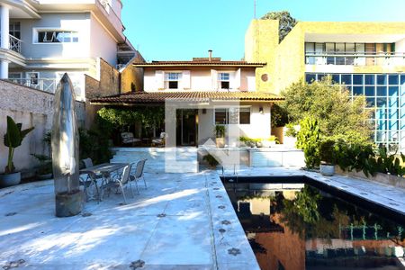Casa de condomínio à venda com 330m², 3 quartos e 3 vagasVaranda / Quintal / Piscina