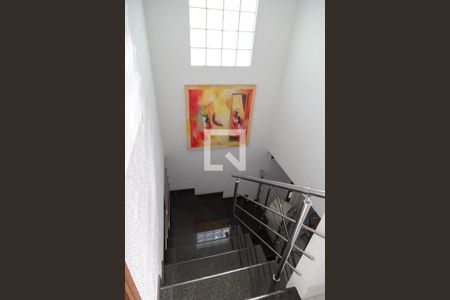 Casa à venda com 190m², 3 quartos e 4 vagas Casa à venda com 190m², 3 quartos e 4 vagasEscada