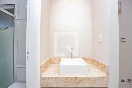 Casa à venda com 216m², 4 quartos e 2 vagas Casa à venda com 216m², 4 quartos e 2 vagasBanheiro da Suíte