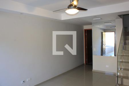 Sala  de casa de condomínio para alugar com 2 quartos, 79m² em Jardim Colibri, Cotia