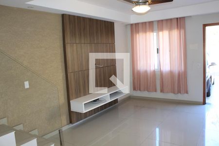 Sala  de casa de condomínio para alugar com 2 quartos, 79m² em Jardim Colibri, Cotia