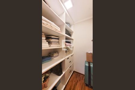Casa de condomínio para alugar com 230m², 4 quartos e 3 vagascloset