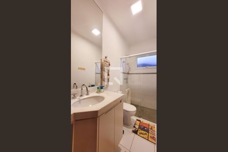 Casa de condomínio para alugar com 230m², 4 quartos e 3 vagasBanheiro