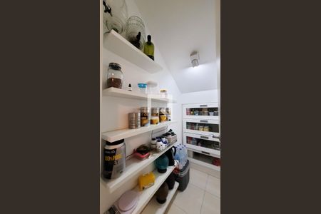 Casa de condomínio para alugar com 230m², 4 quartos e 3 vagasDespensa