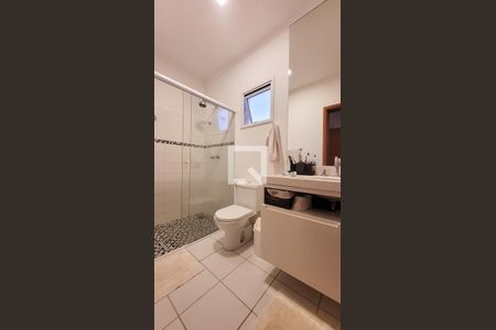 Casa de condomínio para alugar com 230m², 4 quartos e 3 vagasBanheiro da Suíte