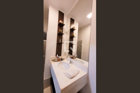 Casa de condomínio para alugar com 230m², 4 quartos e 3 vagasBanheiro