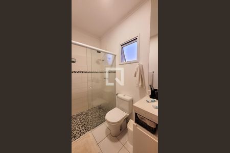 Casa de condomínio para alugar com 230m², 4 quartos e 3 vagasBanheiro da Suíte