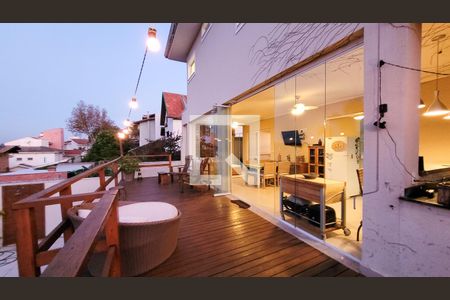 Casa de condomínio para alugar com 230m², 4 quartos e 3 vagasdeck