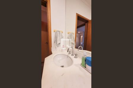 Casa de condomínio para alugar com 230m², 4 quartos e 3 vagasBanheiro