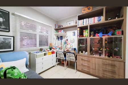 Casa de condomínio para alugar com 230m², 4 quartos e 3 vagasEscritório