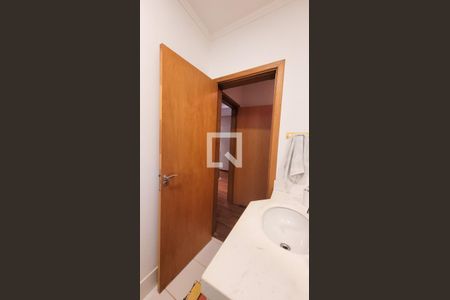 Casa de condomínio para alugar com 230m², 4 quartos e 3 vagasBanheiro