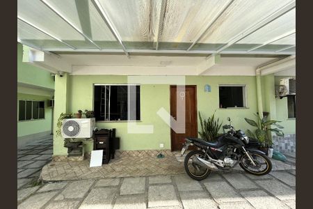 Casa de condomínio à venda com 68m², 2 quartos e 1 vagaFachada