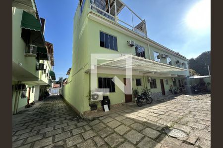 Casa de condomínio à venda com 68m², 2 quartos e 1 vagaFachada