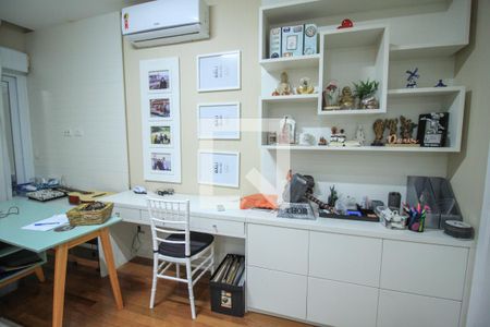 Casa à venda com 590m², 4 quartos e 4 vagas Casa à venda com 590m², 4 quartos e 4 vagasQuarto 4