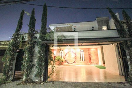 Casa à venda com 590m², 4 quartos e 4 vagas Casa à venda com 590m², 4 quartos e 4 vagasFachada