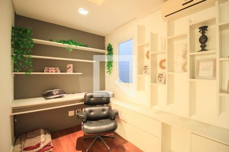 Casa à venda com 590m², 4 quartos e 4 vagas Casa à venda com 590m², 4 quartos e 4 vagasQuarto 5