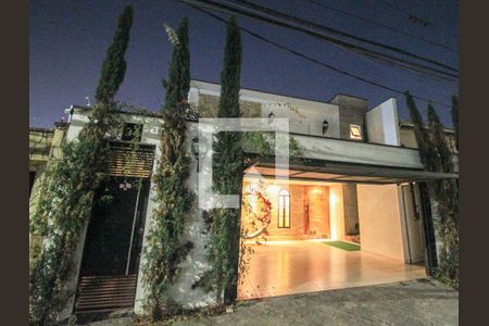 Casa à venda com 590m², 4 quartos e 4 vagas Casa à venda com 590m², 4 quartos e 4 vagasFachada