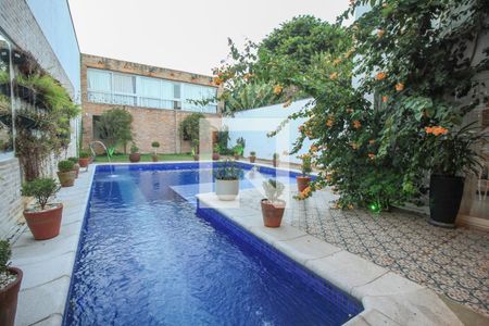 Casa à venda com 590m², 4 quartos e 4 vagas Casa à venda com 590m², 4 quartos e 4 vagasÁrea comum