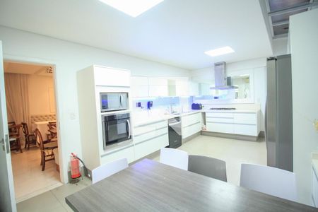 Casa à venda com 590m², 4 quartos e 4 vagas Casa à venda com 590m², 4 quartos e 4 vagasCozinha