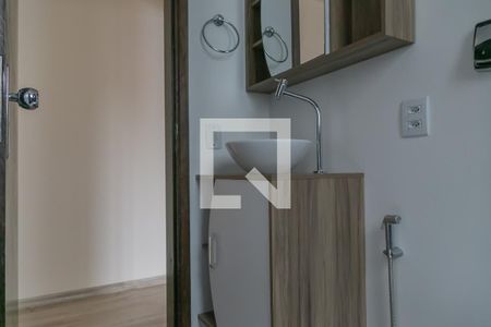 Banheiro de apartamento à venda com 1 quarto, 43m² em Azenha, Porto Alegre