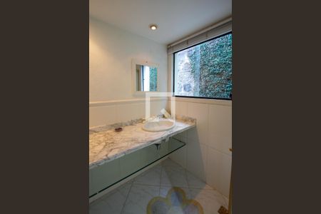 Casa de condomínio para alugar com 450m², 4 quartos e 1 vagaBanheiro Quarto 3 suíte