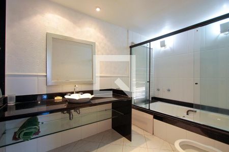 Casa de condomínio para alugar com 450m², 4 quartos e 1 vagaBanheiro Quarto 2 suite