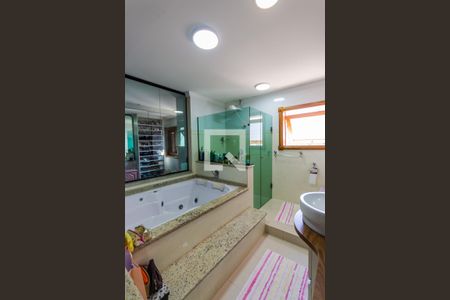 Casa à venda com 267m², 3 quartos e 8 vagasBanheiro da Suíte 2