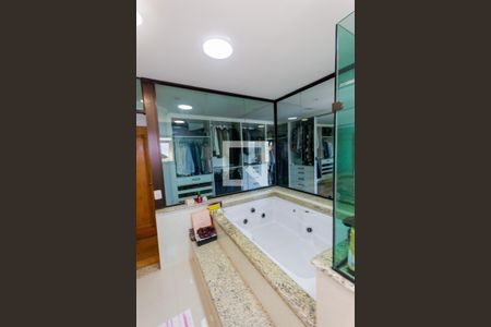 Casa à venda com 267m², 3 quartos e 8 vagasBanheiro da Suíte 2