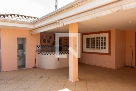 Casa à venda com 200m², 3 quartos e 4 vagas Casa à venda com 200m², 3 quartos e 4 vagasÁREA EXTERNA FUNDOS